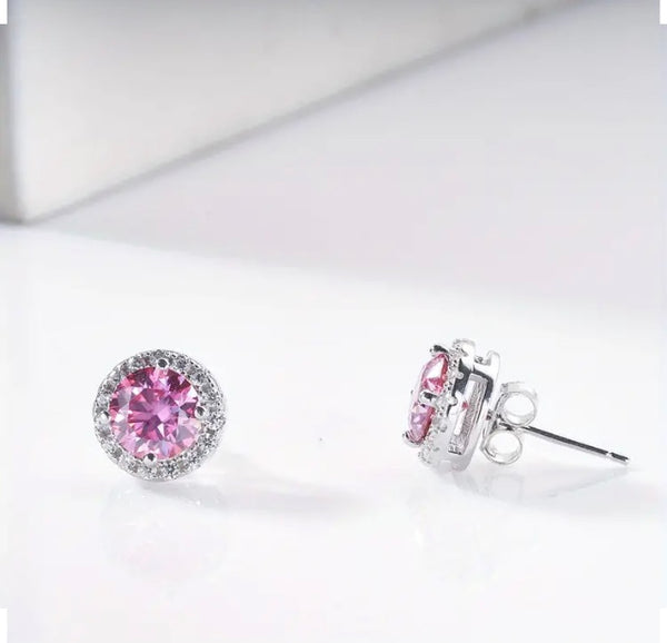 Maryam’s Essential Diamond Style 1 Carat Moissanite 925 Sterling Silver Four Claw Round Stud Earrings with Certificate