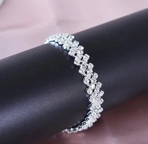 Maryam’s Essential Luxury Shiny Synthetic Gems Claw Chain Anklet