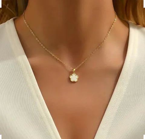 Maryam’s Essential Luxury Niche Flower Clavicle Necklace