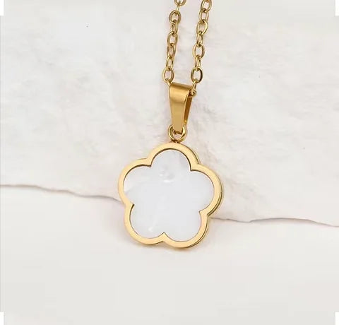 Maryam’s Essential Luxury Niche Flower Clavicle Necklace