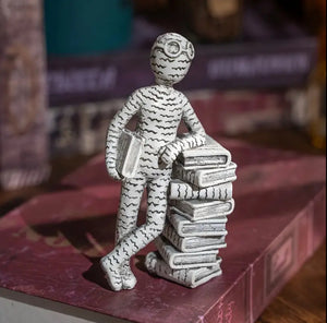 Maryam’s Essential Abstract Reading Scandinavian Style Resin Art Statue