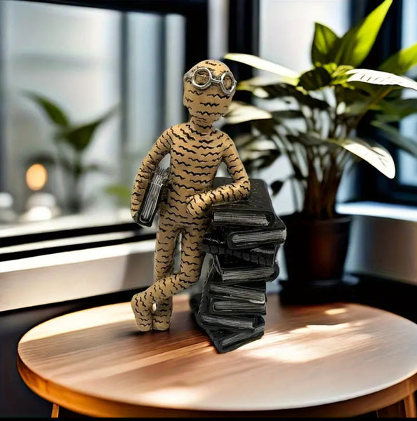 Maryam’s Essential Abstract Reading Scandinavian Style Resin Art Statue